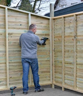 Gavlramme skrus fast til stople på utebod Gavlrammen skrus fast til stolpen på uteboden